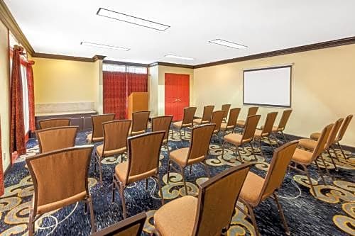 Hawthorn Suites by Wyndham Detroit Warren