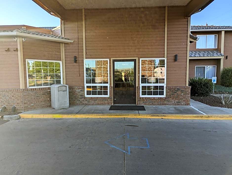 Toppenish Inn and Suites