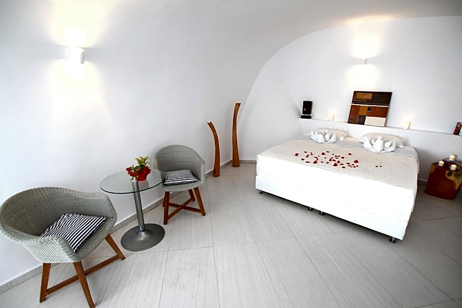 Photo 1 of 14 of Cave Suite with Caldera View