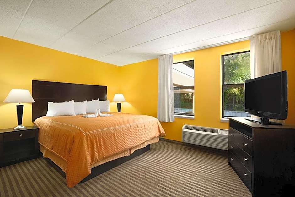 La Casa Inn & Suites-Middleboro