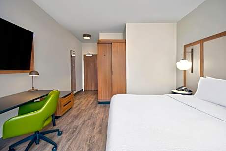 King Room with Adapted Tub - Mobility Accessible