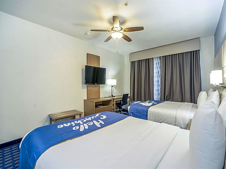 Days Inn & Suites by Wyndham Webster NASA-ClearLake-Houston