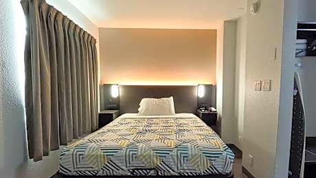 Deluxe Queen Room - Non-Smoking