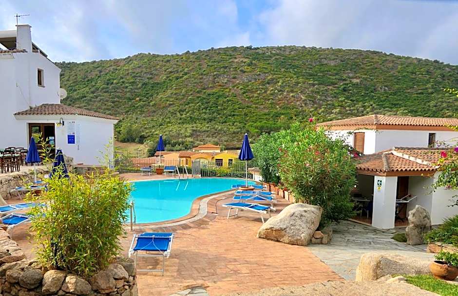 Residence con piscina a Tanaunella a 1500 m dal mare