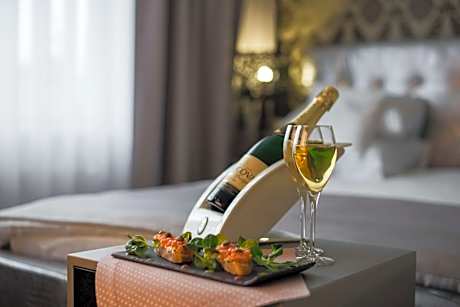 Privé Suite - 2 Bay Suite with HI-Tea with cookies, 4–6 PM at SXVIII, 1+1 on select drinks, 6:30–8:30 PM @Links, 15% off on Food & Soft beverages