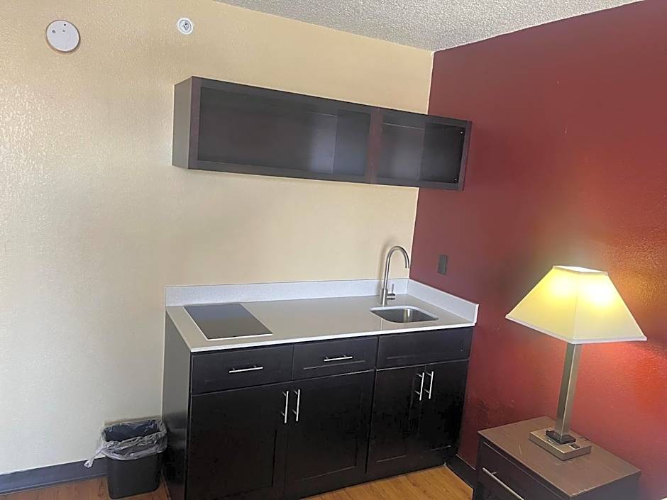 Red Roof Inn & Suites Indianapolis Airport