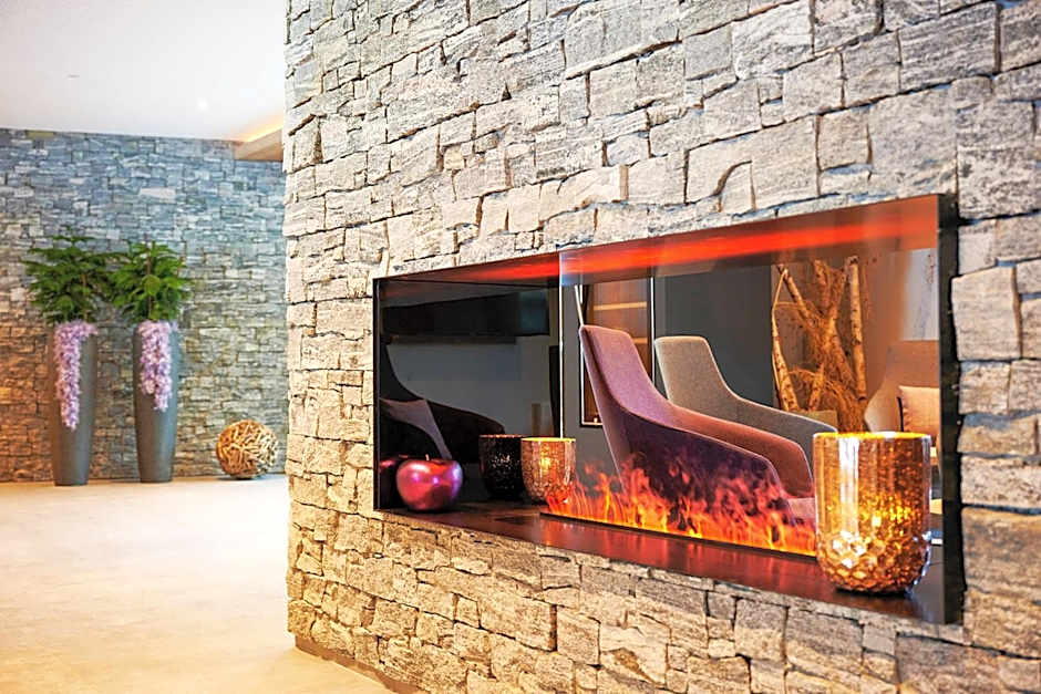 Wellness und Brunch Hotel MorgenZeit beheizter Naturpool mit Sandstrand Genuss Frühstück bis 13 Uhr Hochkönig Sommercard