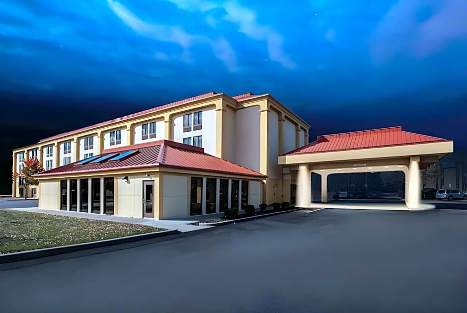 Ashbourne Hotel Canton/Hall of Fame I-77