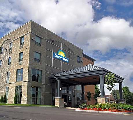 Days Inn by Wyndham Levis