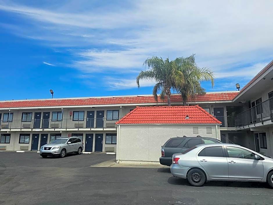 Motel 6 Fresno Blackstone South – Fresno, CA