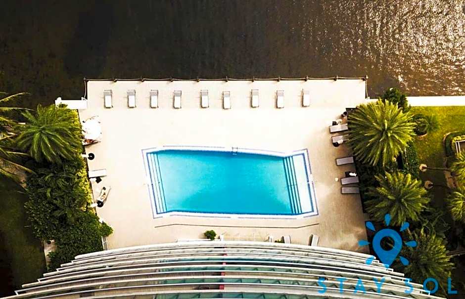 Spectacular View wBalcony Pool