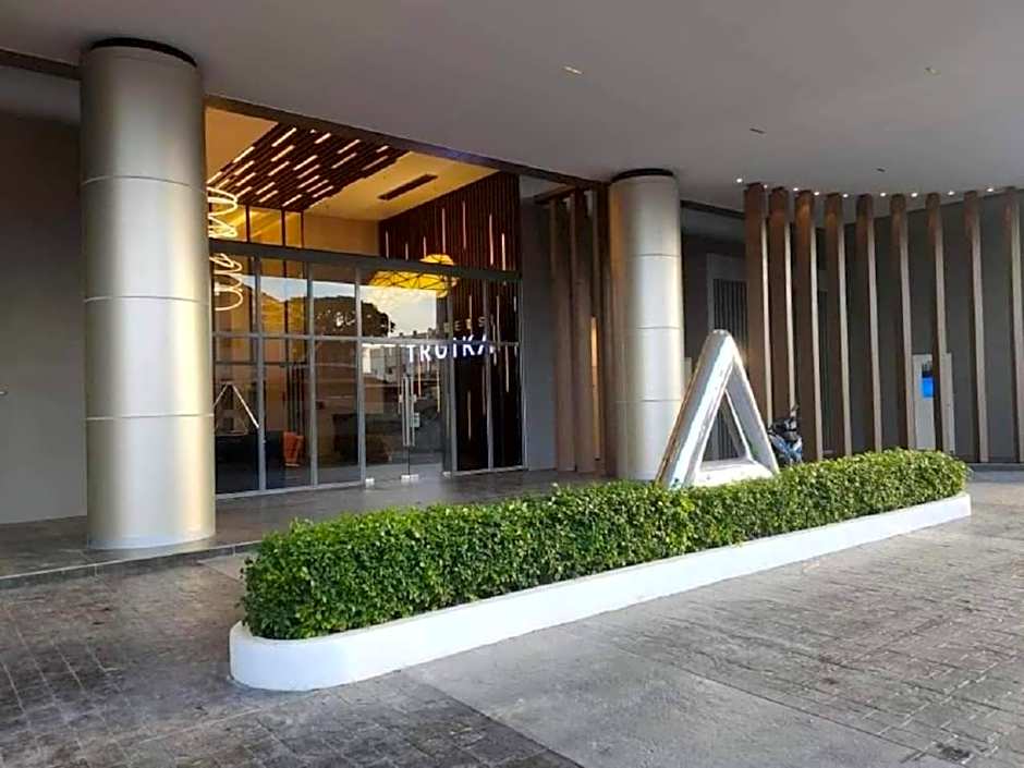 Zulanie Suite Troika Residence, SPACIOUS AND COZY WITH POOL, Free Wifi & Netflix in Golden Triangle of Kota Bharu