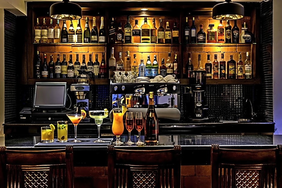 Magna Hotel and Suites