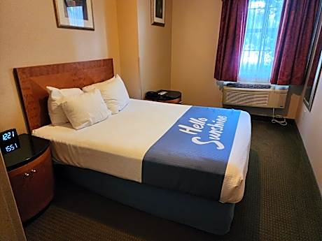 Deluxe Queen Suite - Non-Smoking