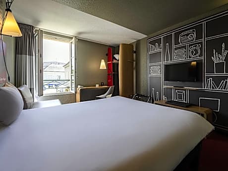Standard Room with One Double Bed and One Single Bed