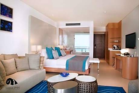 Junior Suite with Pool 18+