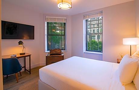 Deluxe 1 Queen Bed Accessible