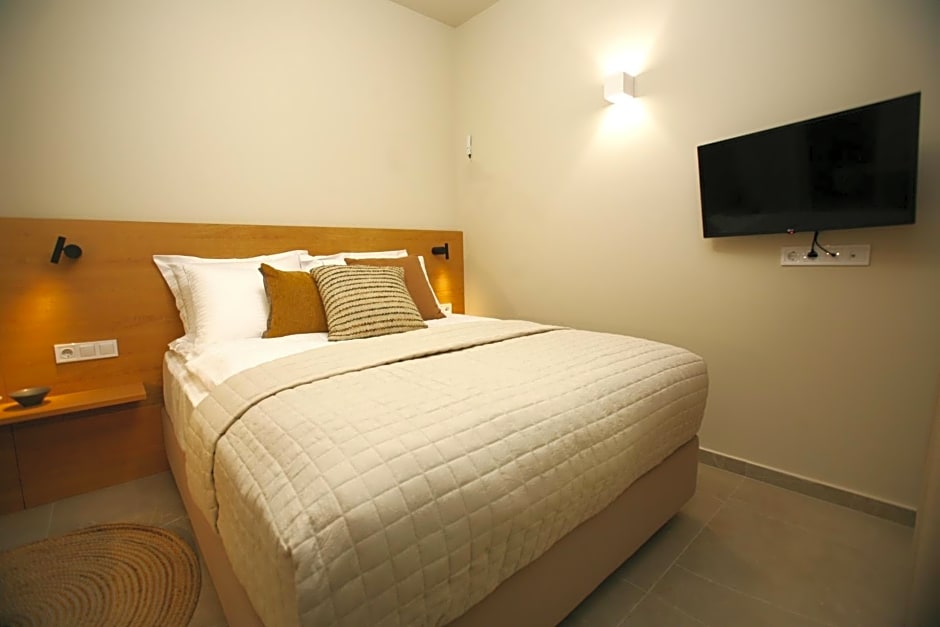 Living Yard Acropolis