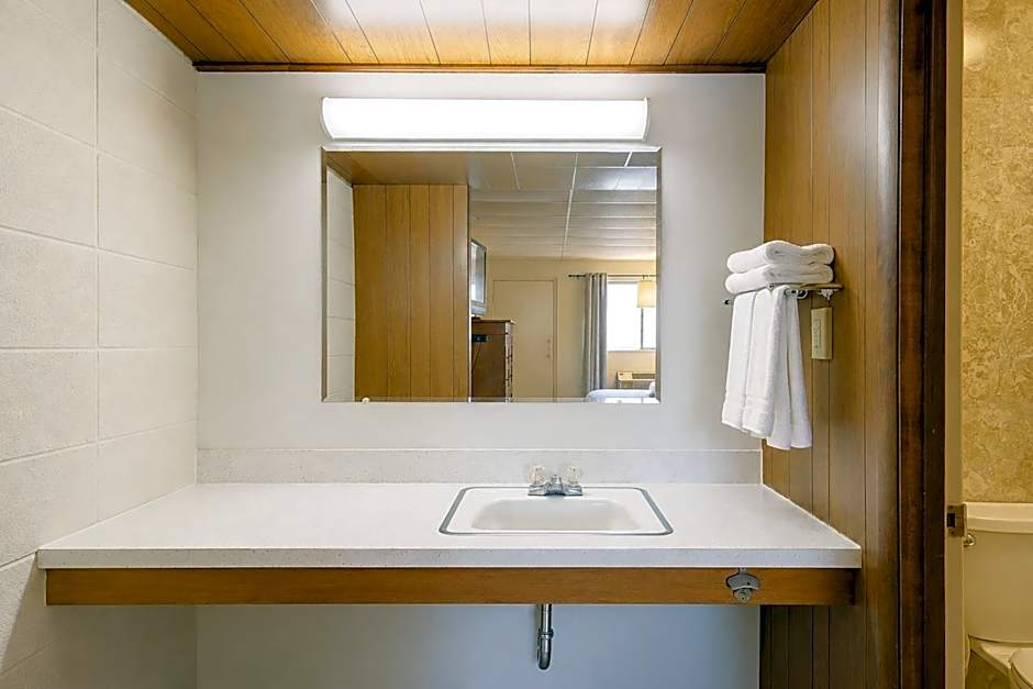 First Inn By OYO Quinter Hwy 70