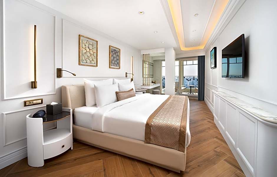 Photo 1 of 6 of 1 King Bed, Sea View