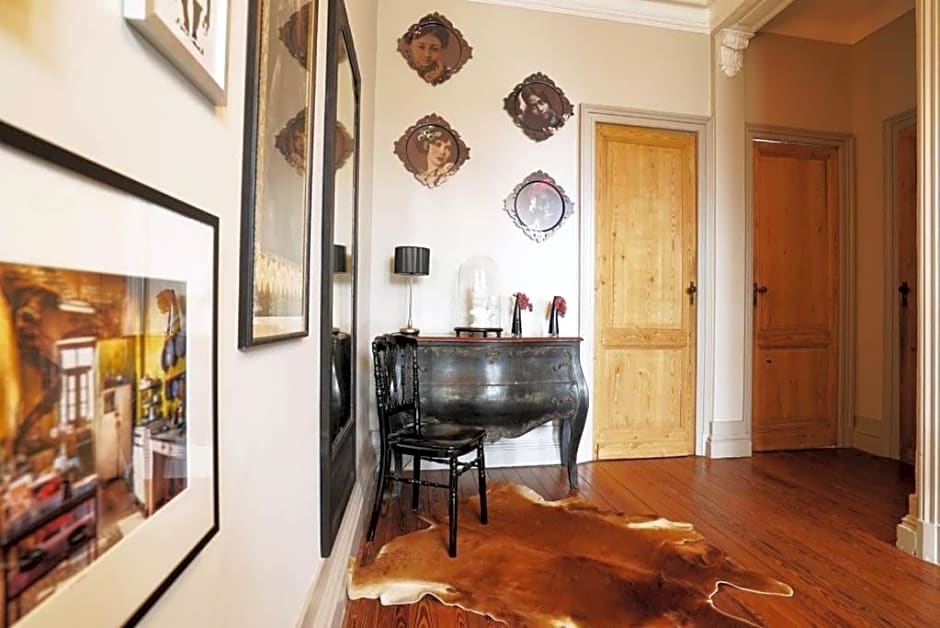 Au Petit Bonheur – Talence, FL