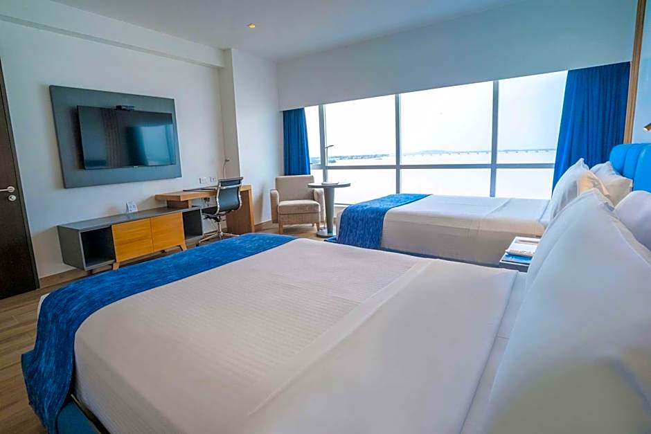 Wyndham Guayaquil, Puerto Santa Ana