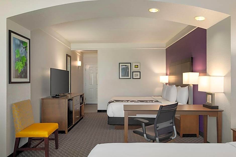 La Quinta Inn & Suites by Wyndham Arlington North Six Flags Drive