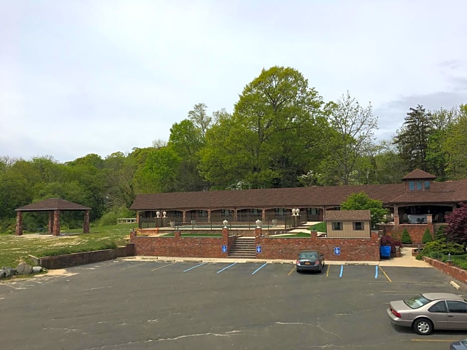Chalet Inn & Suites