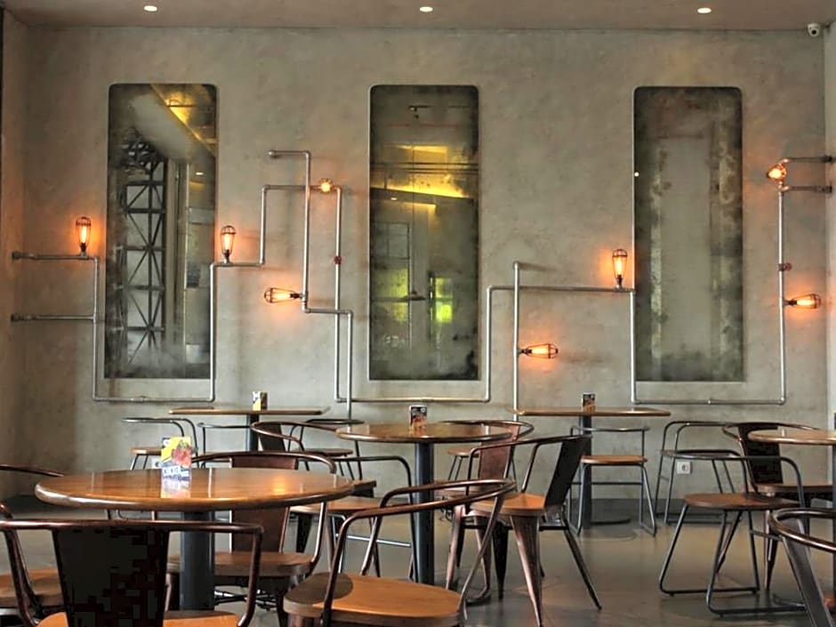 Yello Hotel Jemursari