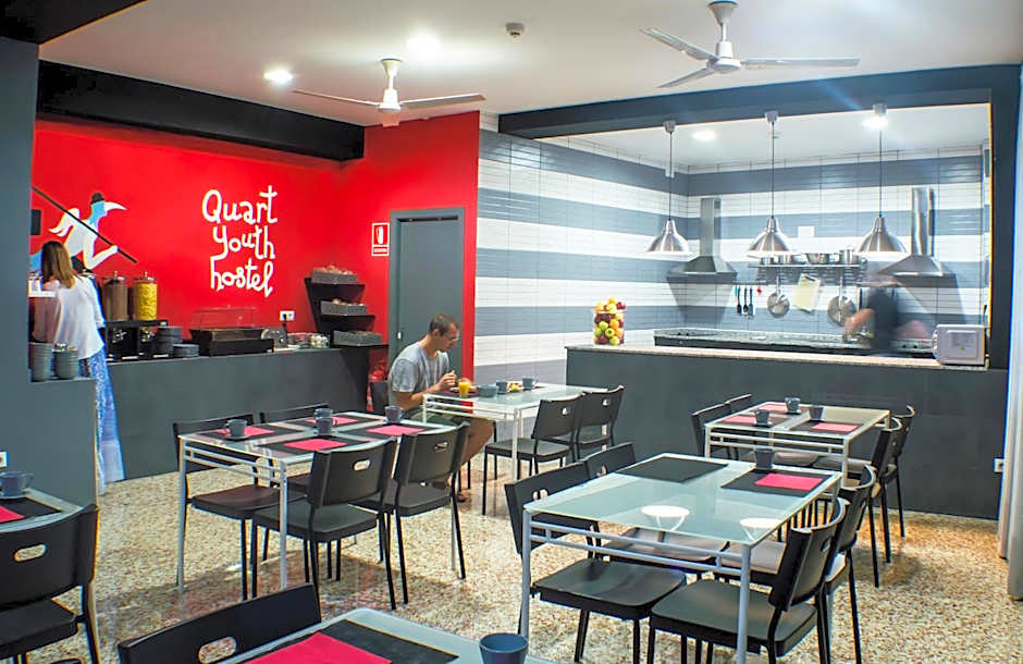 Quart Youth Hostel & Apartments