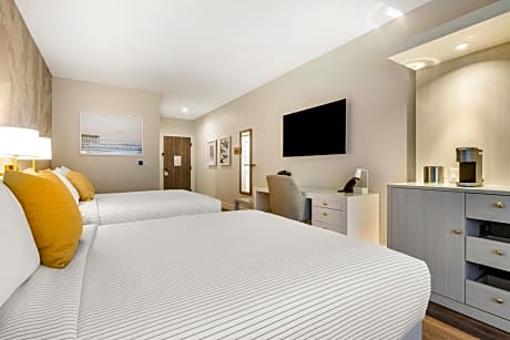 Queen Room with Two Queen Beds - Pool View/Non Smoking