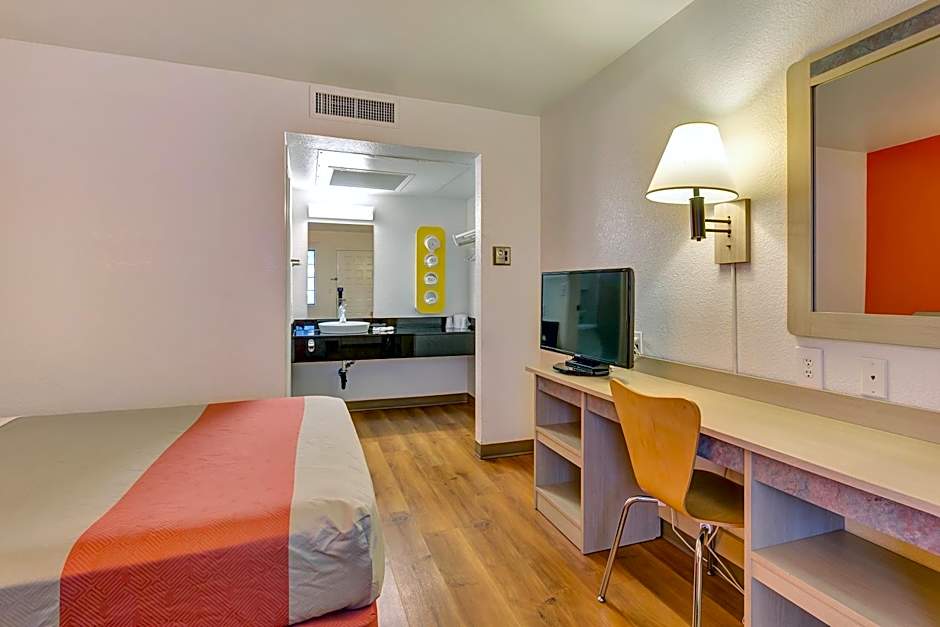 Super 8 by Wyndham Santa Rosa North