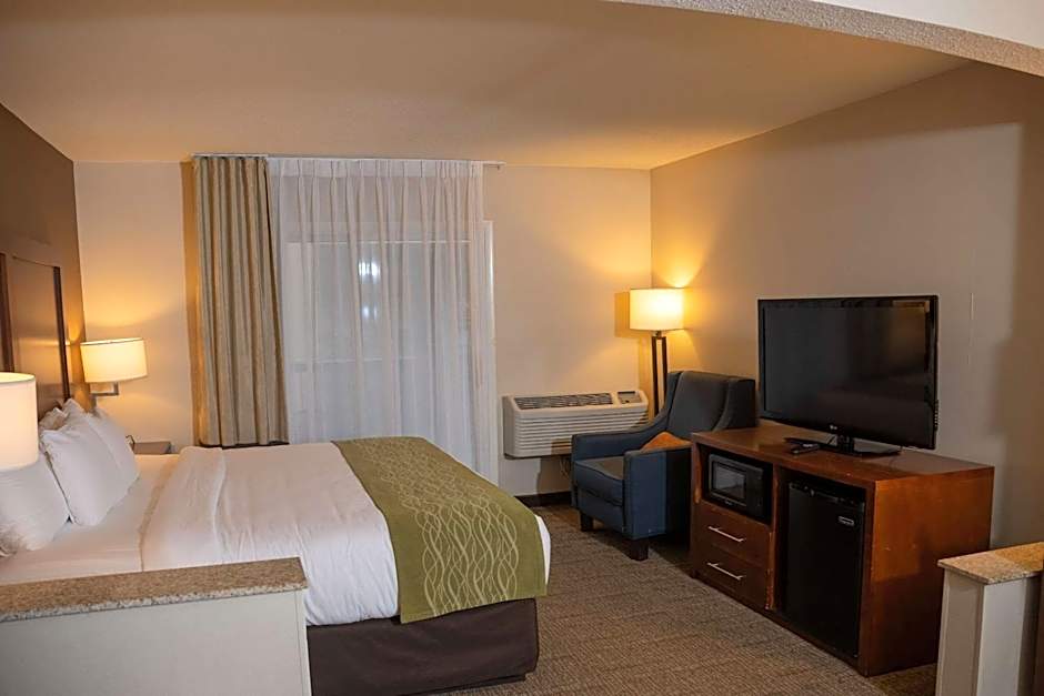 Comfort Inn & Suites Erie - Splash Lagoon Indoor Waterpark