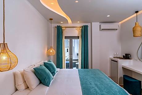 Junior Suite with with private outdoor jetted and courtyard view tub