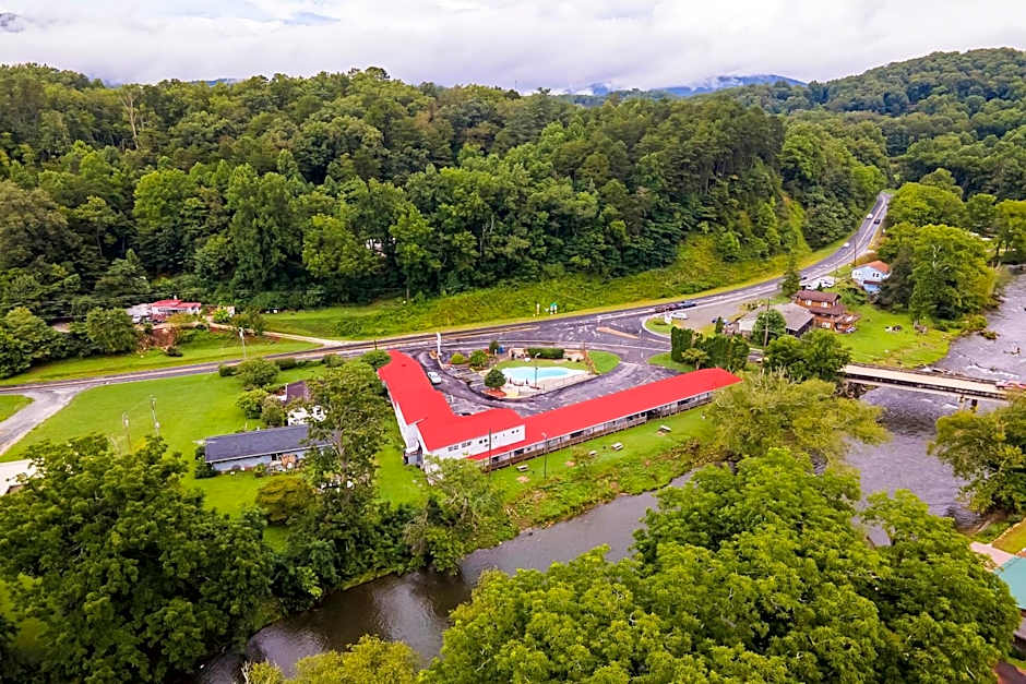Lloyd's On The River Country Inn By OYO