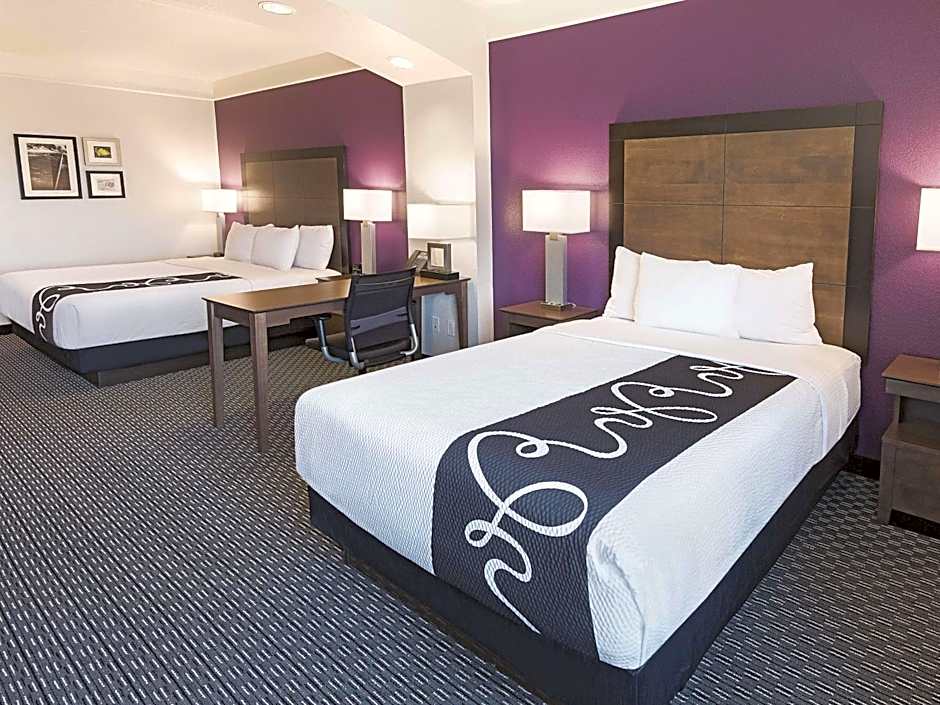 La Quinta Inn & Suites by Wyndham Arlington North Six Flags Drive