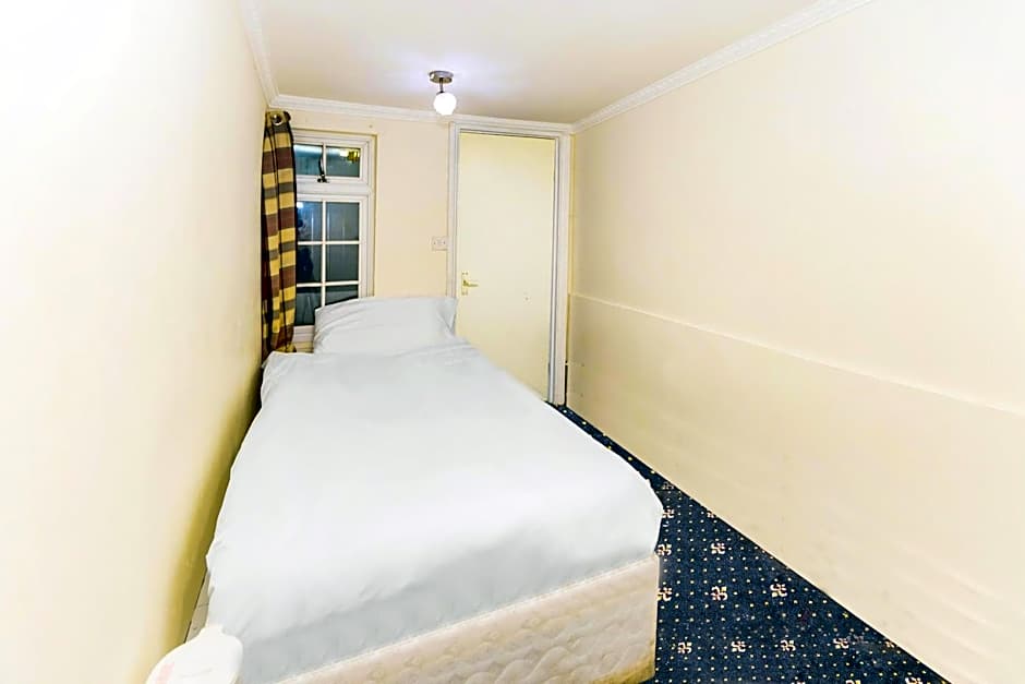 OYO Old Oak Tree Inn