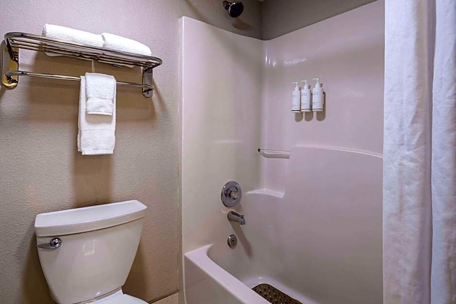 Days Inn & Suites by Wyndham Commerce