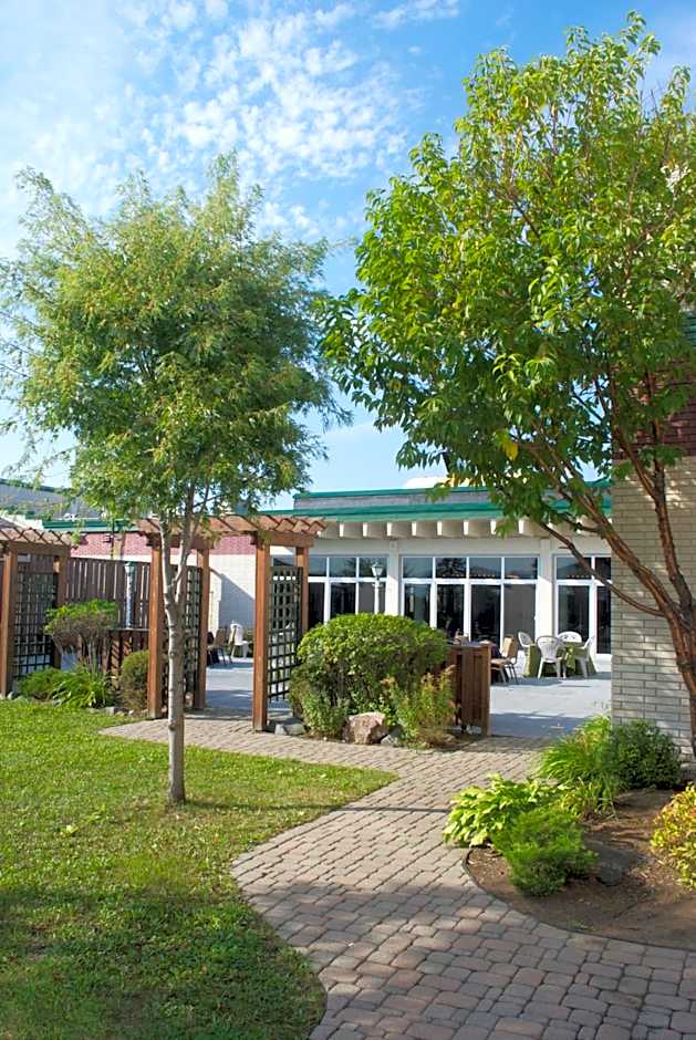 Ramada by Wyndham Thunder Bay Airlane Hotel