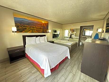 Deluxe Queen Room with Spa Bath - Non-Smoking