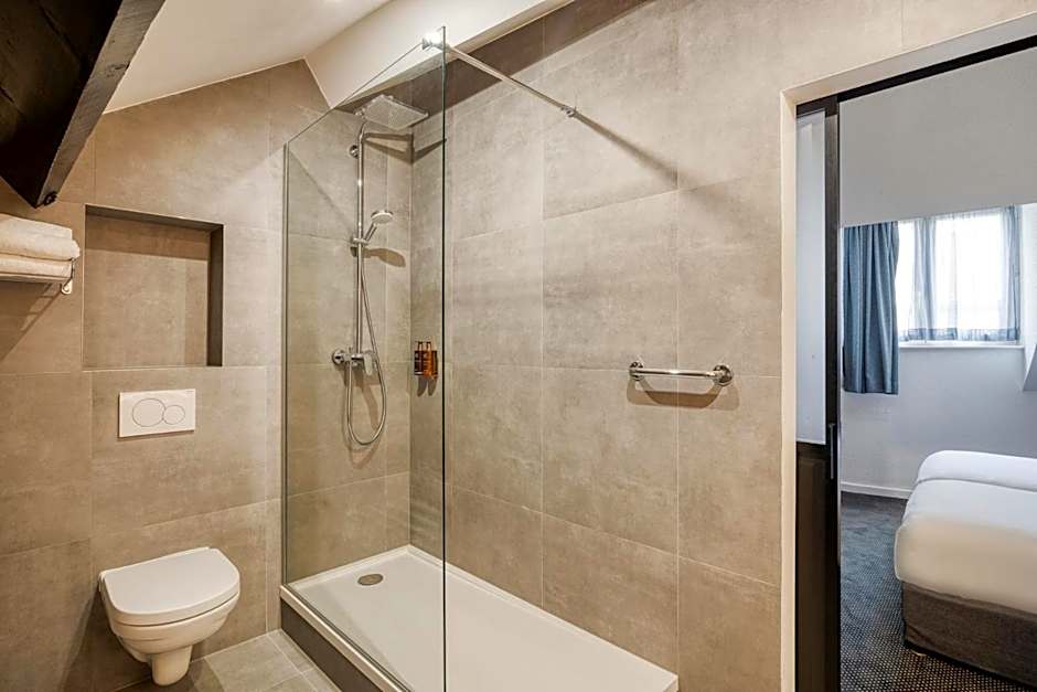 Aris Grand Place Hotel