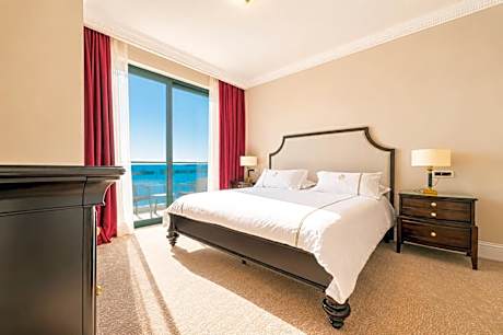 Deluxe King Suite with Sea View and Balcony