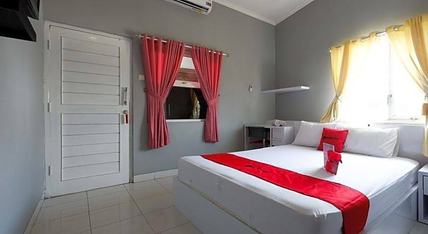 RedDoorz near Solo Square 3