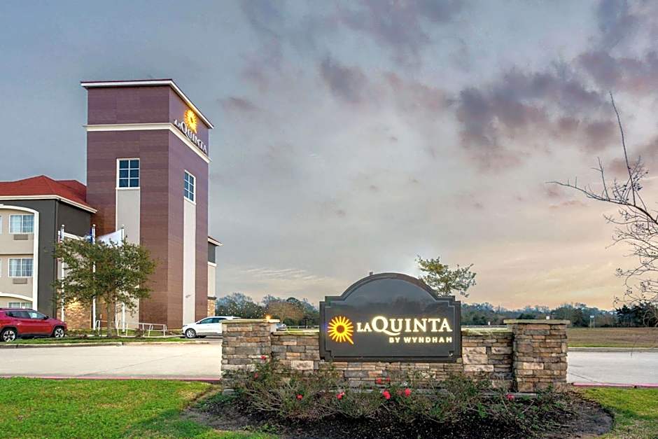 La Quinta Inn & Suites by Wyndham Bridge City