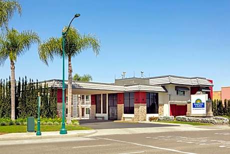 Days Inn & Suites by Wyndham Anaheim At Disneyland Park