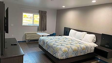 1 King Bed | Mobil Access Tub Nsmk Micfridg