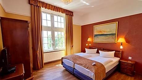 Orangery Room with Lake View