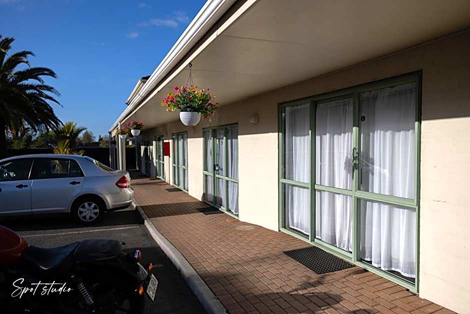 Birchwood Spa Motel