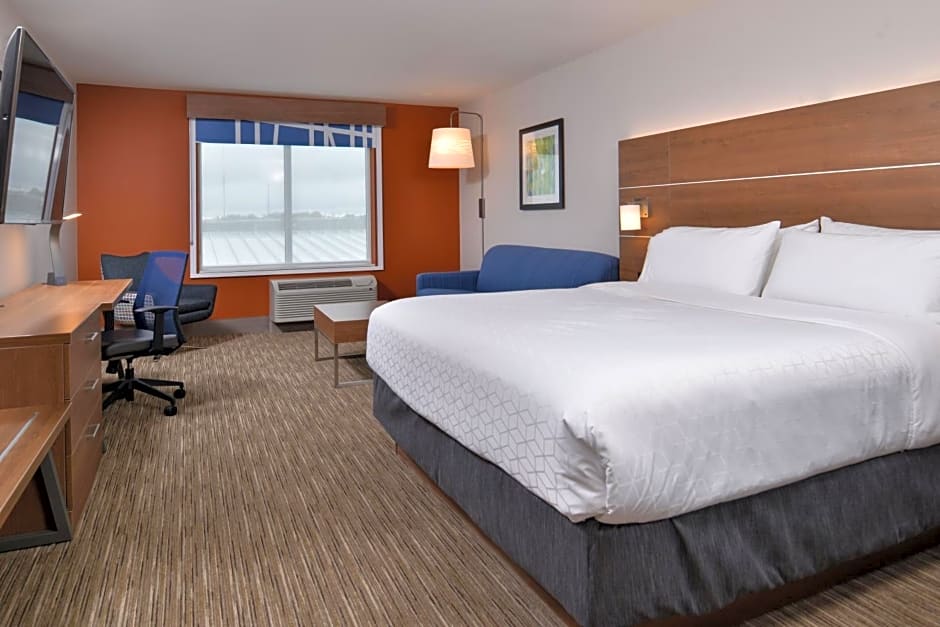 Holiday Inn Express & Suites - Marshalltown, an IHG Hotel