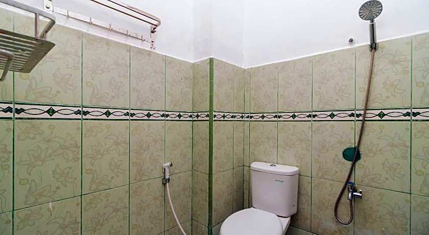 RedDoorz Syariah near Universitas Putra Indonesia Padang